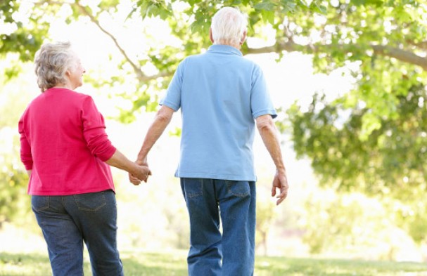 A couple enjoying a walk after undergoing joint replacement in Dayton, OH